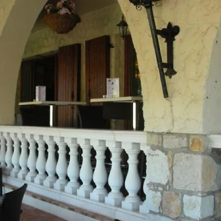 Castel Garoupe מלון 3*